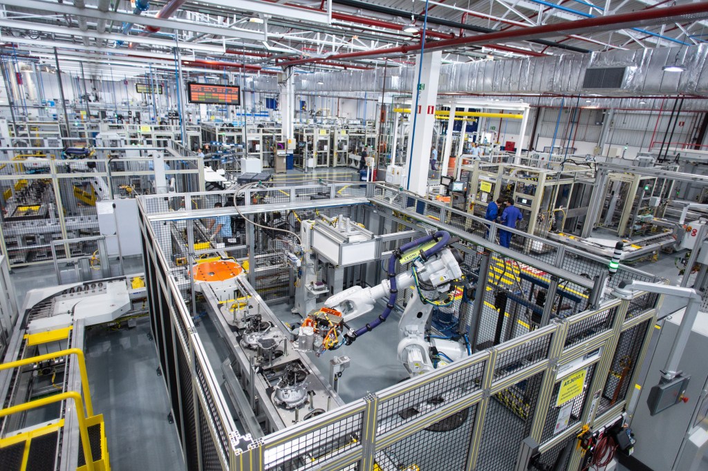 Robô trabalha na montagem de câmbio em linha de produção de motores na fábrica da Ford, em Taubaté (SP)