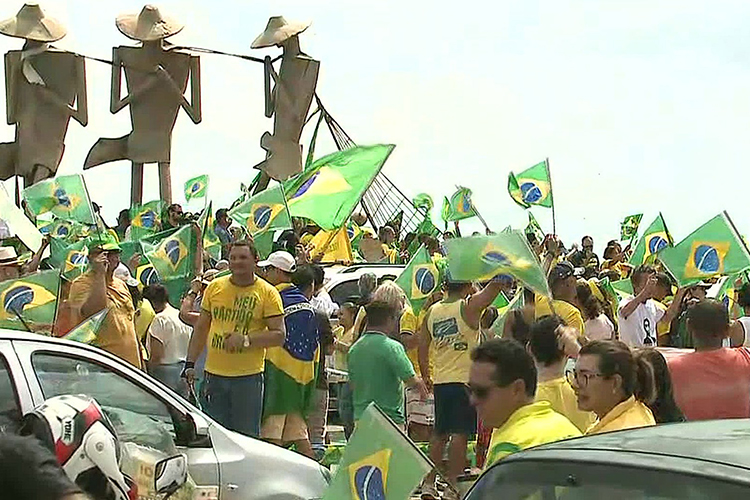 Manifestantes a favor do governo Bolsonaro se reúnem na Avenida Litorânea, em São Luís (MA) - 26/05/2019 Manifestantes a favor do governo Bolsonaro se reúnem na Avenida Litorânea, em São Luís (MA) - 26/05/2019