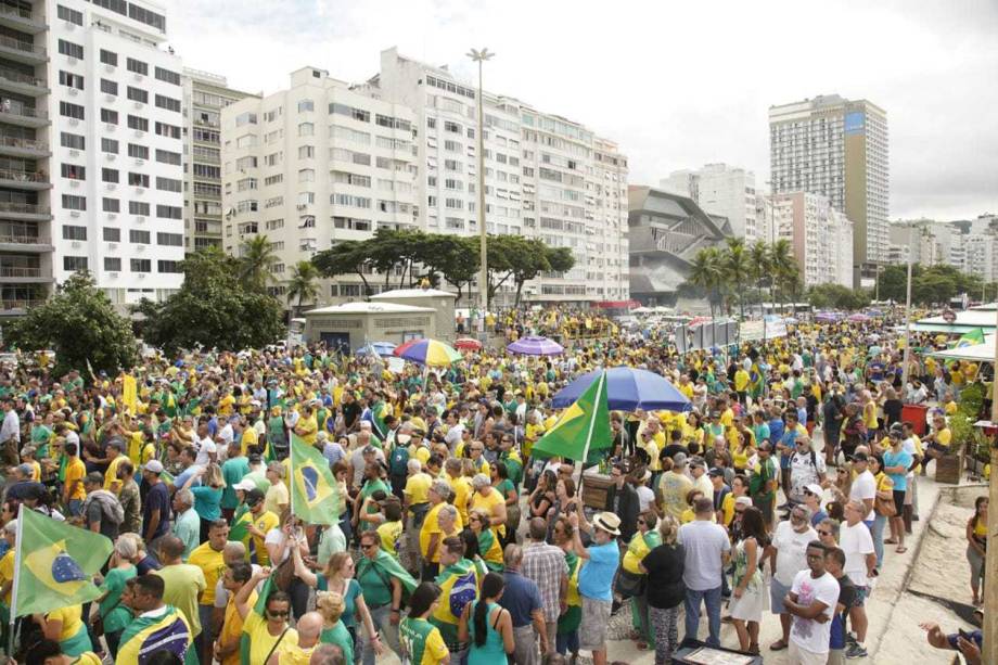 Manifestantes em apoio ao governo do presidente Jair Bolsonaro protestam na orla de Copacabana, no Rio de Janeiro (RJ) - 26/05/2019 Manifestantes em apoio ao governo do presidente Jair Bolsonaro protestam na orla de Copacabana, no Rio de Janeiro (RJ) - 26/05/2019