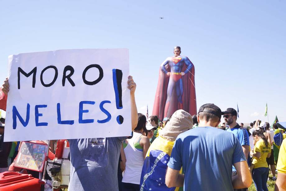 Manifestante exibe cartaz em apoio ao ministro da Justiça e Segurança Pública, Sergio Moro, durante protesto realizado em Brasília (DF) - 26/05/2019 Manifestante exibe cartaz em apoio ao ministro da Justiça e Segurança Pública, Sergio Moro, durante protesto realizado em Brasília (DF) - 26/05/2019