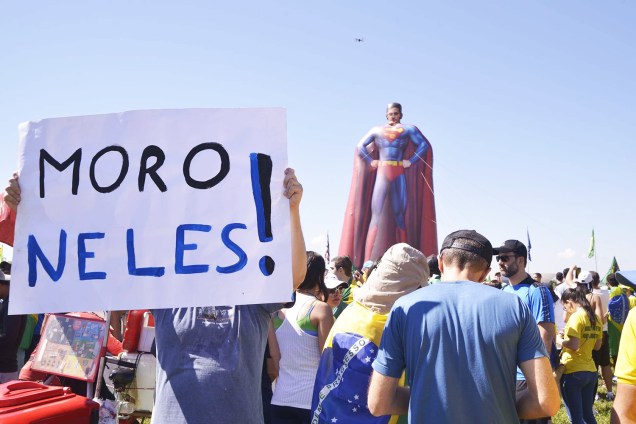 Manifestante exibe cartaz em apoio ao ministro da Justiça e Segurança Pública, Sergio Moro, durante protesto realizado em Brasília (DF) - 26/05/2019