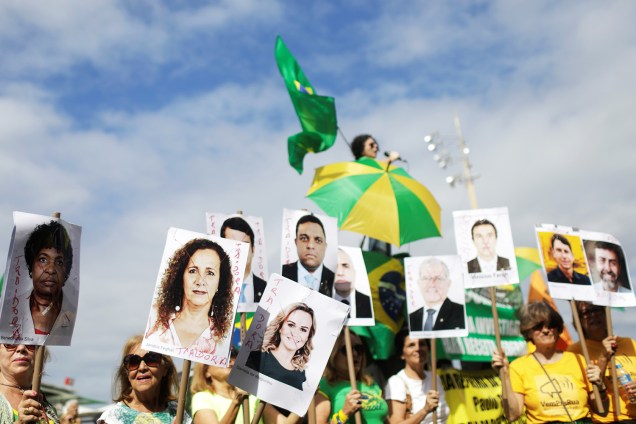 Manifestantes exibem placas com rostos de políticos durante protestos  em apoio ao governo Bolsonaro, na orla da Praia de Copacabana, no Rio de Janeiro (RJ) - 26/05/2019
