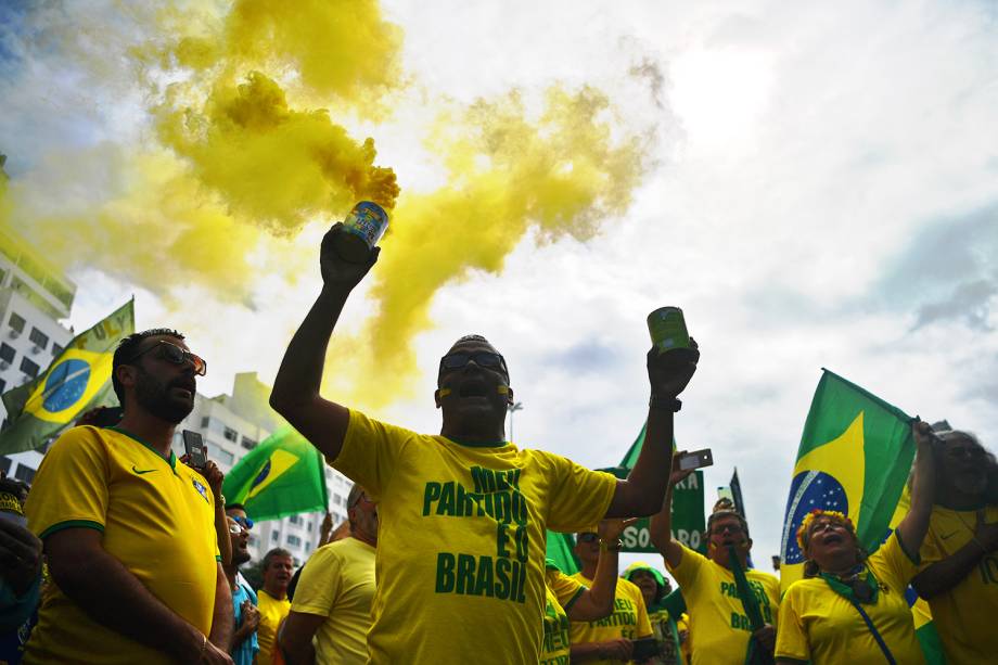 Manifestantes gritam palavras de ordem durante protesto em apoio ao presidente Jair Bolsonaro, no Rio de Janeiro (RJ) - 26/05/2019 Manifestantes gritam palavras de ordem durante protesto em apoio ao presidente Jair Bolsonaro, no Rio de Janeiro (RJ) - 26/05/2019
