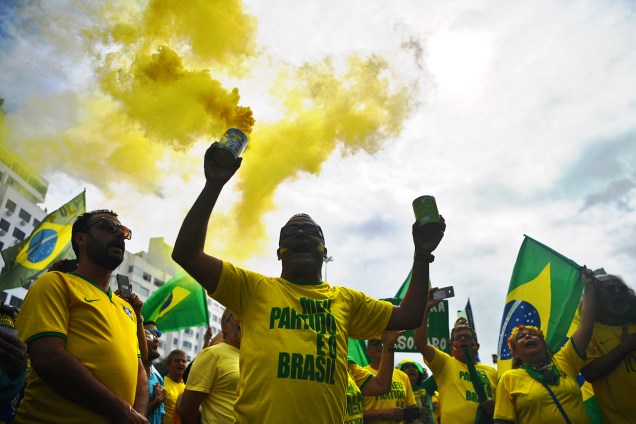 Manifestantes gritam palavras de ordem durante protesto em apoio ao presidente Jair Bolsonaro, no Rio de Janeiro (RJ) - 26/05/2019