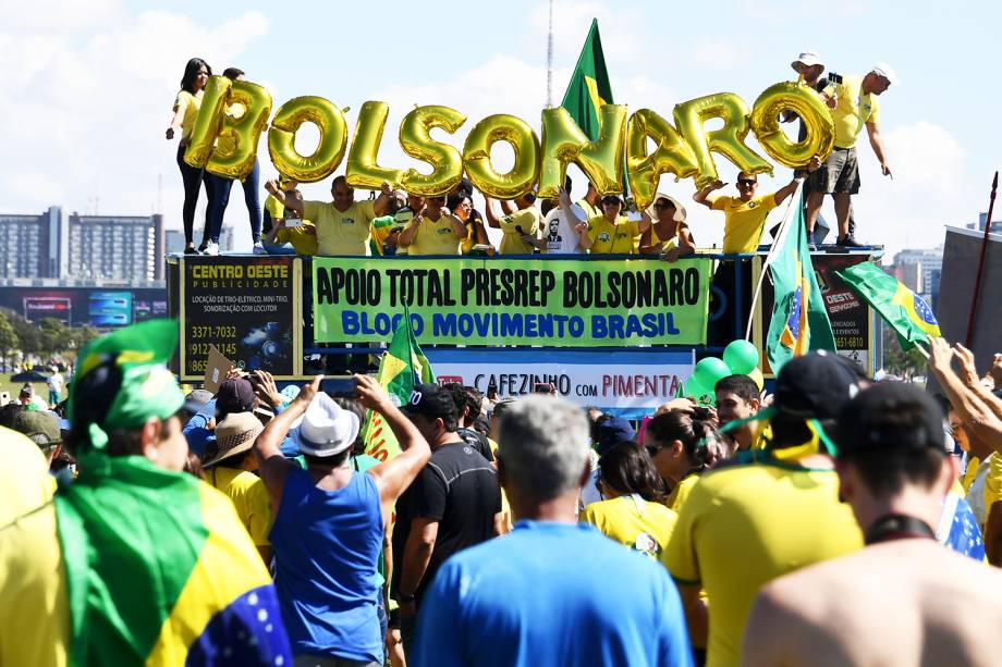 Apoiadores do presidente Jair Bolsonaro exibem balões que formam o nome do chefe do Executivo, durante protesto em Brasília (DF) - 26/05/2019 Supporters of Brazilian President Jair B Apoiadores do presidente Jair Bolsonaro exibem balões que formam o nome do chefe do Executivo, durante protesto em Brasília (DF) - 26/05/2019 Supporters of Brazilian President Jair B
