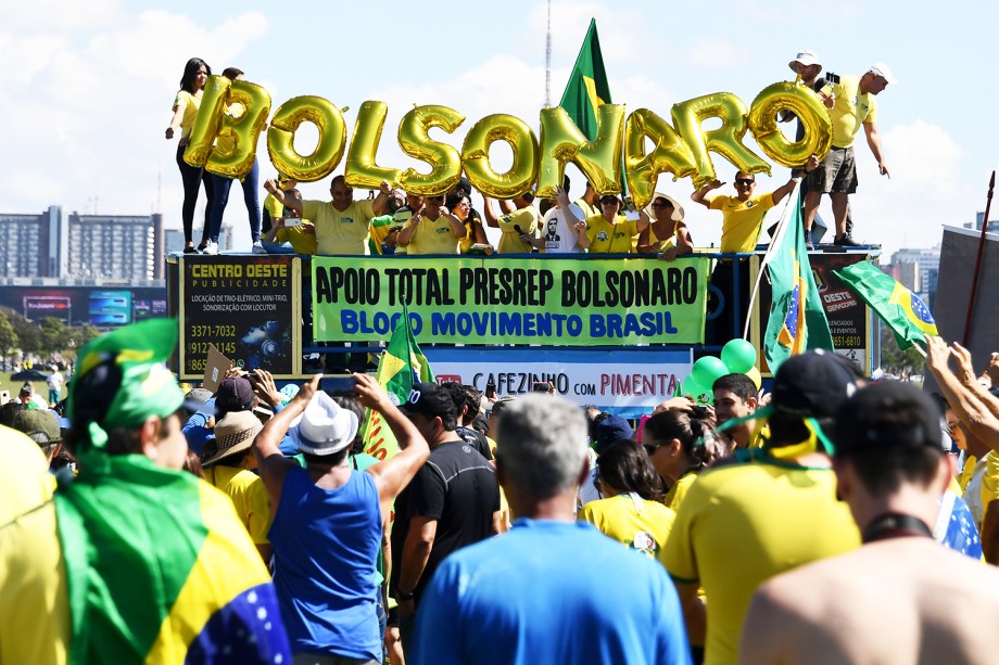 Apoiadores do presidente Jair Bolsonaro exibem balões que formam o nome do chefe do Executivo, durante protesto em Brasília (DF) - 26/05/2019 Supporters of Brazilian President Jair B