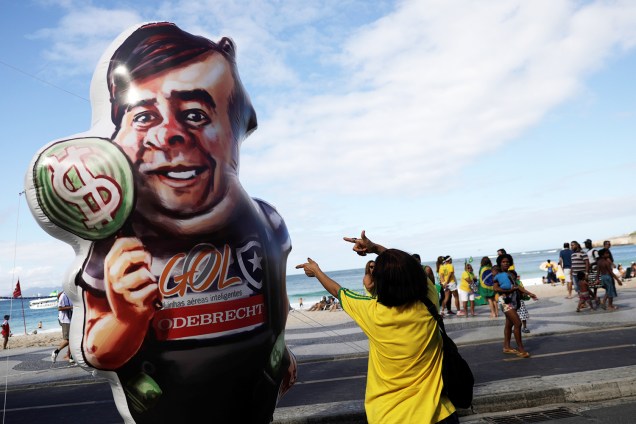 Pixuleco do presidente da Câmara dos Deputados, Rodrigo Maia,  é visto durante protesto a favor do governo Bolsonaro nos arredores  da Praia de Copacabana, no Rio de Janeiro (RJ) - 26/05/2019