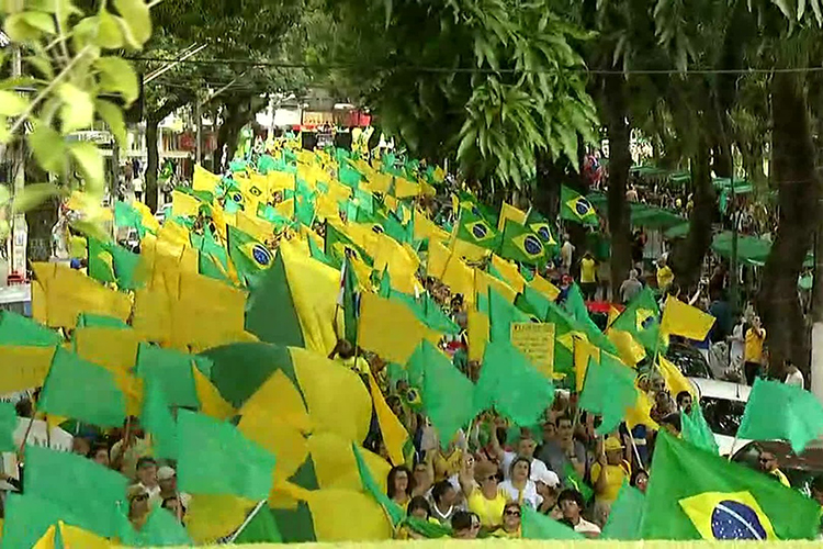 Manifestantes carregam bandeiras do Brasil durante protesto a favor do governo Bolsonaro na Avenida Presidente Vargas, em Belém(PA) - 26/05/2019 Manifestantes carregam bandeiras do Brasil durante protesto a favor do governo Bolsonaro na Avenida Presidente Vargas, em Belém(PA) - 26/05/2019