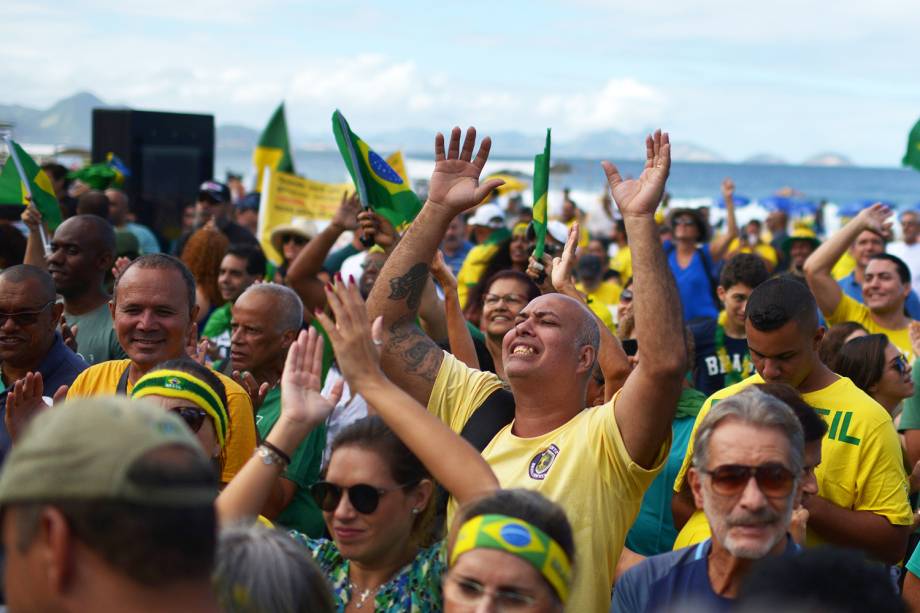 Manifestantes a favor do governo Bolsonaro se reúnem nos arredores da Praia de Copacabana, no Rio de Janeiro (RJ) - 26/05/2019 Manifestantes a favor do governo Bolsonaro se reúnem nos arredores da Praia de Copacabana, no Rio de Janeiro (RJ) - 26/05/2019