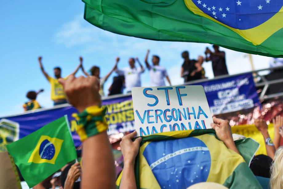 Manifestante exibe placa durante protesto em apoio ao presidente Jair Bolsonaro, na orla na Praia de Copacabana, no Rio de Janeiro (RJ) - 26/05/2019 Manifestante exibe placa durante protesto em apoio ao presidente Jair Bolsonaro, na orla na Praia de Copacabana, no Rio de Janeiro (RJ) - 26/05/2019