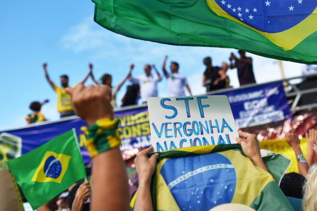 Manifestante exibe placa durante protesto em apoio ao presidente Jair Bolsonaro, na orla na Praia de Copacabana, no Rio de Janeiro (RJ) - 26/05/2019