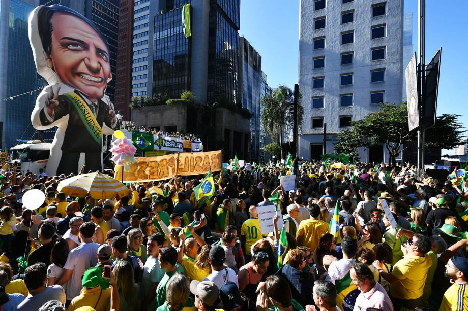 Apoiadores do presidente Jair Bolsonaro erguem pixuleco na Avenida Paulista, em São Paulo (SP), durante protesto - 26/05/2019 Apoiadores do presidente Jair Bolsonaro erguem pixuleco na Avenida Paulista, em São Paulo (SP), durante protesto - 26/05/2019