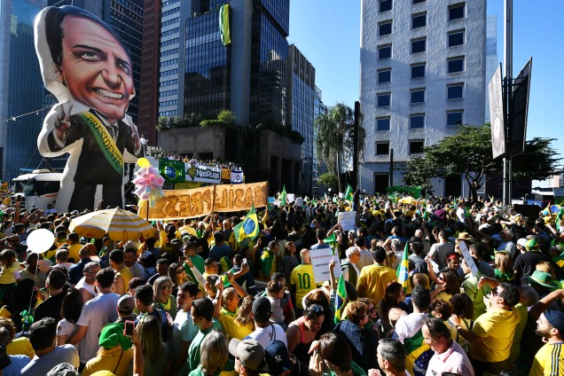 Apoiadores do presidente Jair Bolsonaro erguem pixuleco na Avenida Paulista, em São Paulo (SP), durante protesto - 26/05/2019
