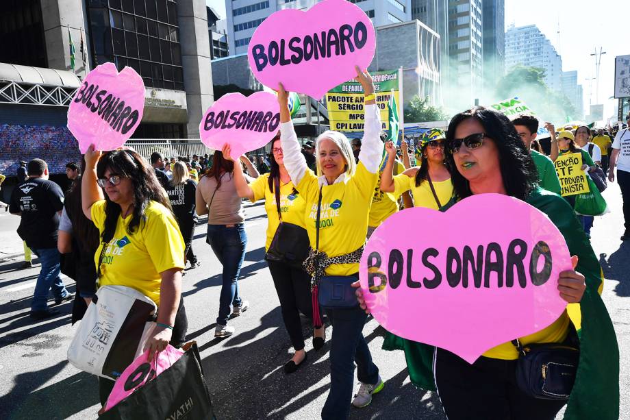 Apoiadoras do governo Bolsonaro erguem cartazes no formato de coração, durante protesto realizado na Avenida Paulista, em São Paulo (SP) - 26/05/2019 Apoiadoras do governo Bolsonaro erguem cartazes no formato de coração, durante protesto realizado na Avenida Paulista, em São Paulo (SP) - 26/05/2019