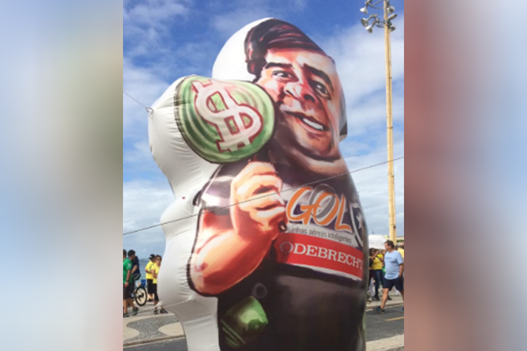 Pixuleco do presidente da Câmara dos Deputados, Rodrigo Maia,  é visto durante protesto a favor do governo Bolsonaro nos arredores  da Praia de Copacabana, no Rio de Janeiro (RJ) - 26/05/2019