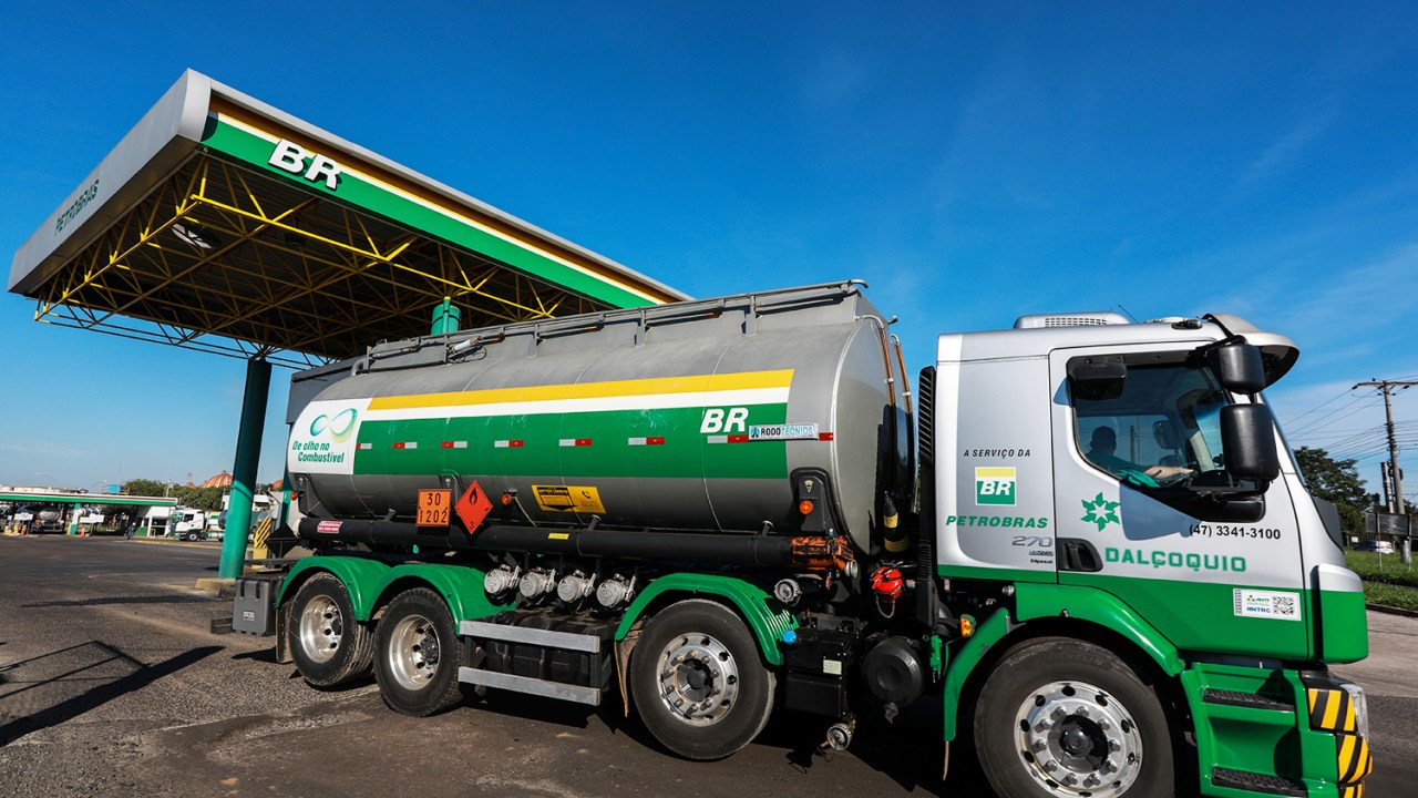 Caminhão-tanque sai da refinaria da Petrobras Alberto Pasqualini, em Canoas(RS) - 02/05/2019