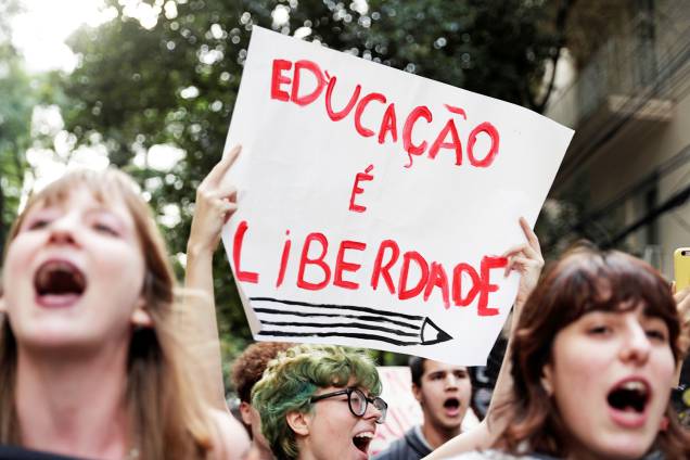 Estudante segura cartaz em defesa da educação durante ato em São Paulo (SP) - 15/05/2019