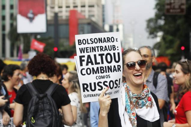 Estudante empunha cartaz com ironia ao presidente Jair Bolsonaro e ao ministro da Educação, Abraham Weintraub, em São Paulo (SP) - 15/05/2019