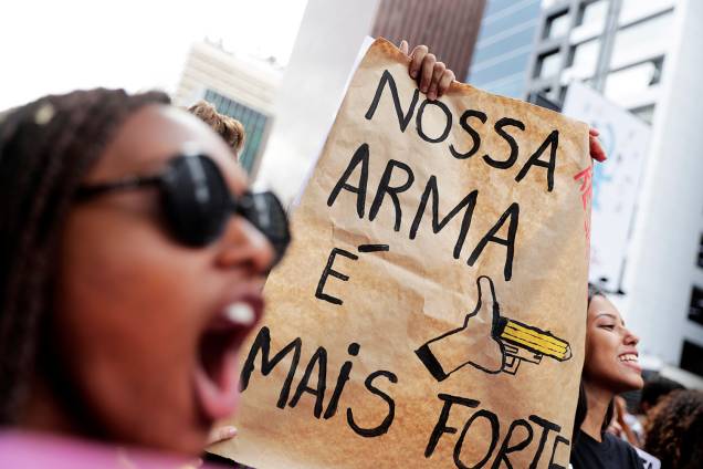 Cartaz em protesto em São Paulo faz referência à bandeira do governo Bolsonaro de defesa das armas (SP) - 15/05/2019