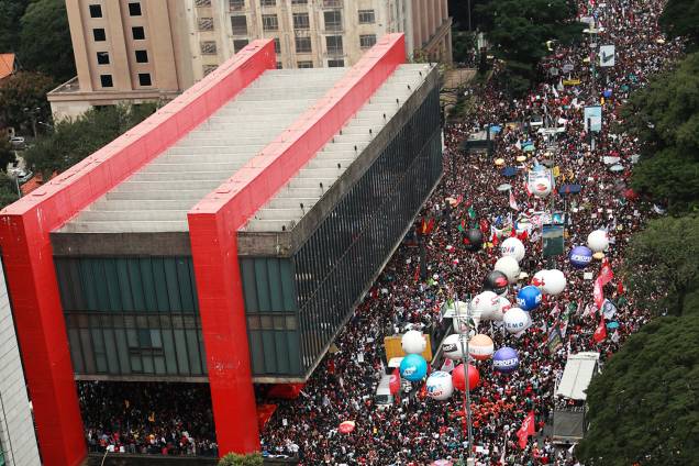 Protesto na Avenida Paulista, em São Paulo, que foi fechada para o trânsito nos dois sentidos (SP) - 15/05/2019