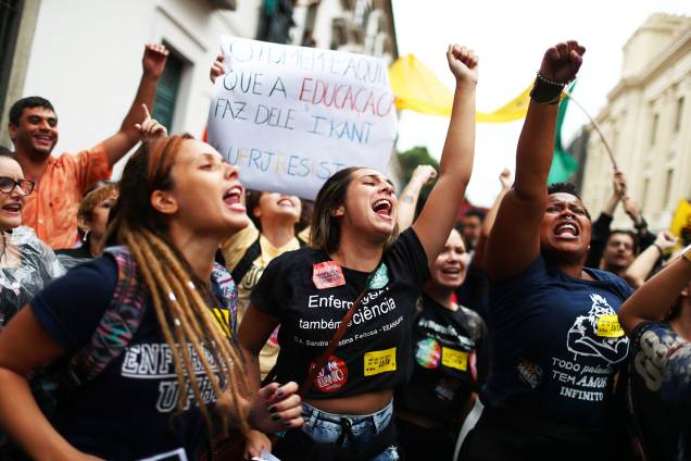 Estudantes gritam palavras de ordem contra o governo Bolsonaro no Rio de Janeiro (RJ) - 15/05/2019