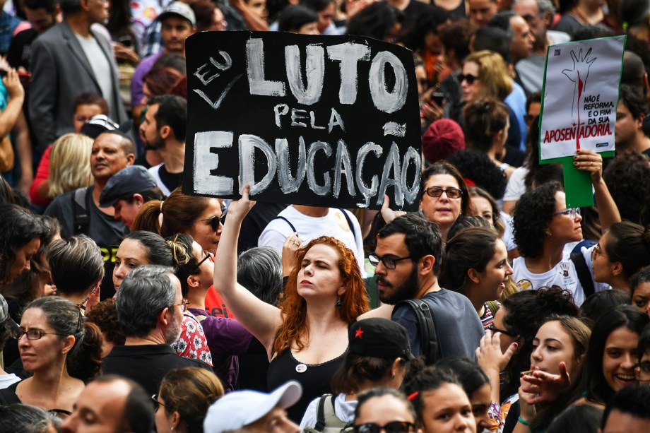 Manifestantes protestam na Avenida Paulista, em São Paulo, contra os cortes na área da educação e pesquisa anunciados pelo governo federal - 15/05/2019