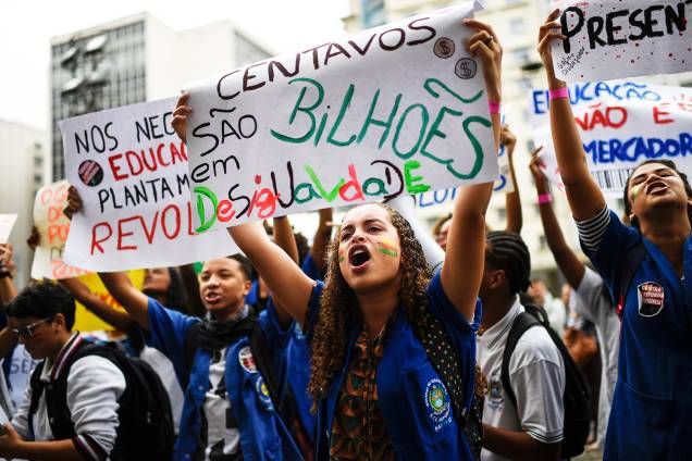 Estudantes empunham cartazes no Rio de Janeiro contra os cortes na área da educação e pesquisa - 15/05/2019