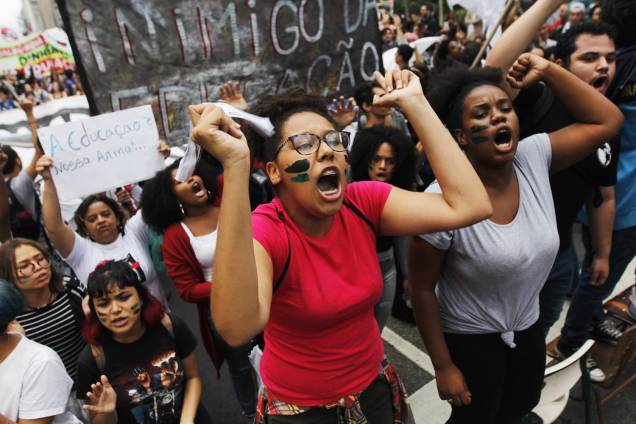 Estudantes gritam palavras de ordem durante protesto contra os cortes na área da educação e pesquisa anunciados pelo Governo Federal, na avenida Paulista, em São Paulo (SP) - 15/05/2019