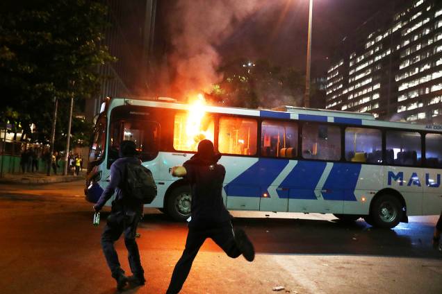 Manifestantes atiram pedras e coquetel molotov em ônibus durante protesto contra o corte de verbas de universidades, no Rio de Janeiro (RJ) - 15/05/2019