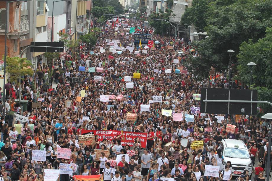 Ato contra congelamento de verbas na educação no Largo do Rosário, no centro de Campinas, interior de São Paulo - 15/05/2019