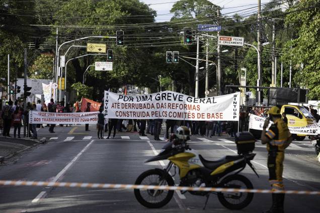 Estudantes fazem ato em frente à entrada principal da USP, na Zona Oeste de São Paulo - 15/05/2019