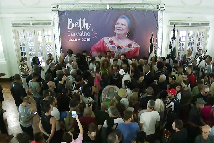 Velório de Beth Carvalho teve samba e músicos agradecendo o apoio
