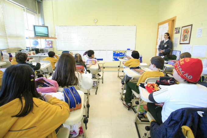 Alunos assistem aula em escola localizada na região metropolitana de São Paulo