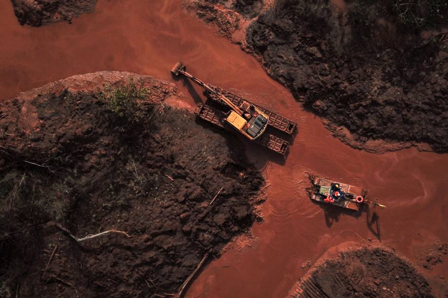 Vista aérea mostra equipes de resgate utilizando maquinário para procurar possíveis vitimas em meio à lama, 100 dias após o rompimento da barragem da mineradora Vale, localizada na mina Córrego do Feijão, em Brumadinho (MG) - 03/05/2019