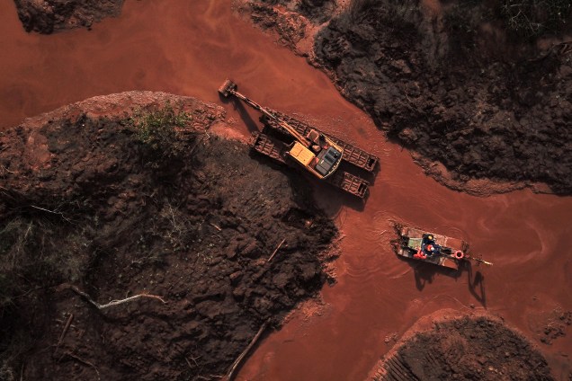 Vista aérea mostra equipes de resgate utilizando maquinário para procurar possíveis vitimas em meio à lama, 100 dias após o rompimento da barragem da mineradora Vale, localizada na mina Córrego do Feijão, em Brumadinho (MG) - 03/05/2019
