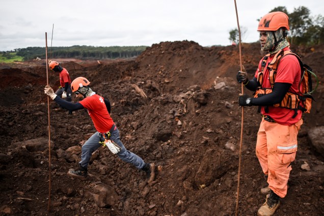 Membros de equipe de resgate procuram possíveis vitimas em meio à lama, 100 dias após o rompimento da barragem da mineradora Vale, localizada na mina Córrego do Feijão, em Brumadinho (MG) - 03/05/2019