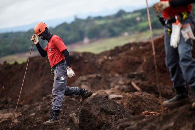 Equipe de resgate procura possíveis vitimas em meio à lama, 100 dias após o rompimento da barragem da mineradora Vale, localizada na mina Córrego do Feijão, em Brumadinho (MG) - 03/05/2019
