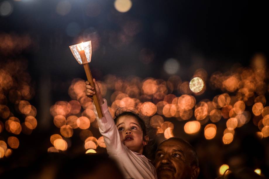 Fiéis católicos participam de uma vigília em celebração ao milagre da aparição da Virgem Maria aos três pastorinhos ocorrido em 1917