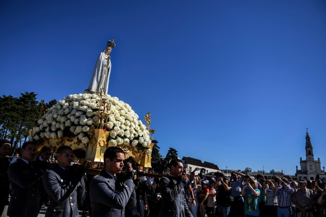 Fiéis carregam um andor com a imagem de Nossa Senhora de Fátima durante procissão no santuário dedicado à padroeira