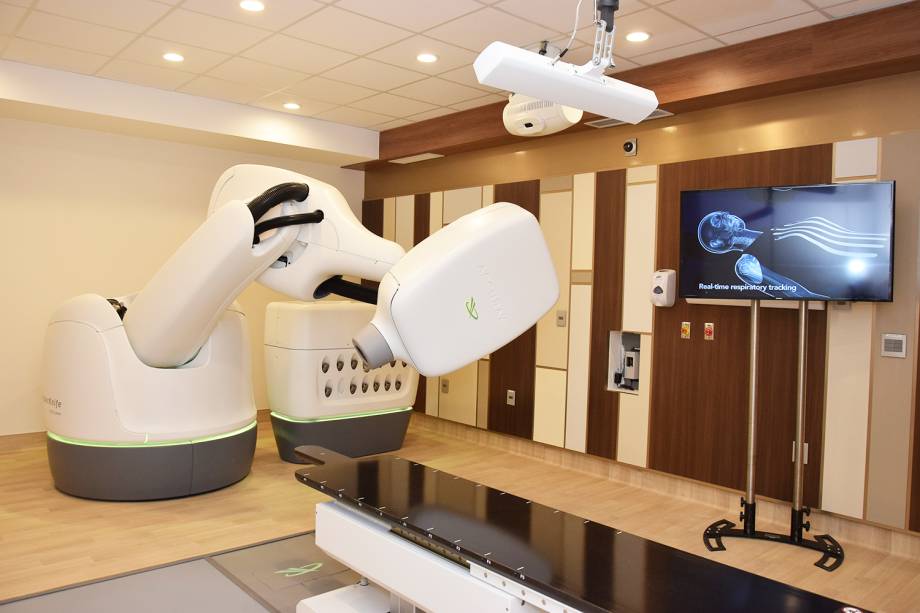 Em novo hospital, Rede D'Or investe em equipamentos de alta tecnologia, como o CyberKnife, que usa braço robótico para direcionar radiação em pequenos pontos