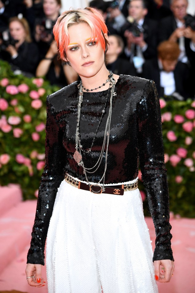 Kristen Stewart se manteve elegante em Chanel e estreou cabelos coloridos