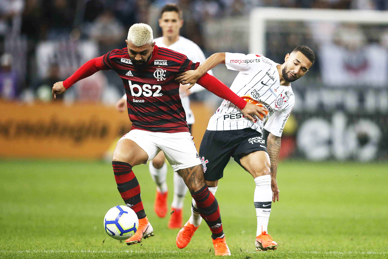 Corinthians sai atrás, mas arranca empate contra o Flamengo em