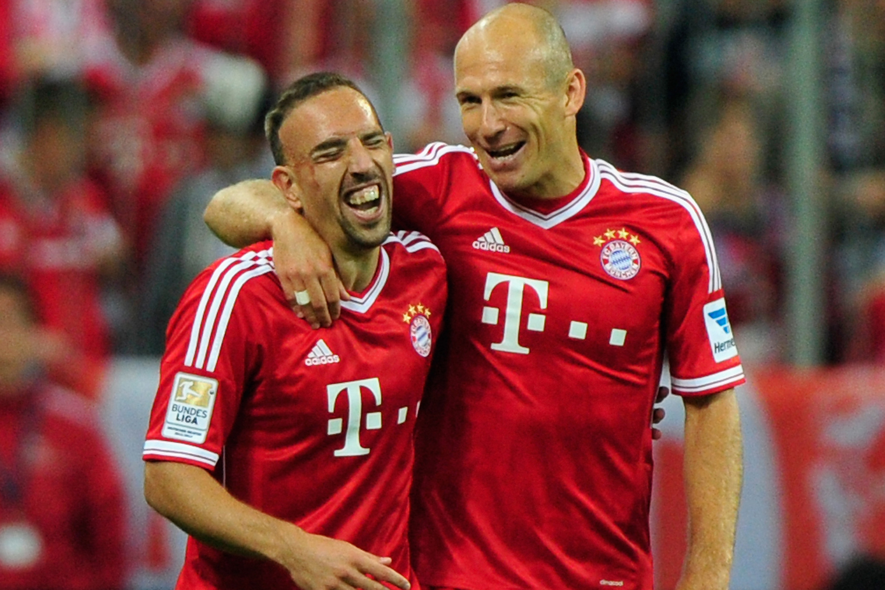 Arjen Robben e Franck Ribéry comemoram gol durante partida da Bundesliga contra o Borussia Moenchengladbach em 2013 -