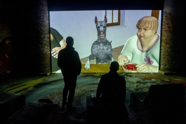 Visitantes observam obra do artista canadense Jon Rafman, durante a 58ª Bienal Internacional de Arte de Veneza, na Itália. A exposição tem como tema “May You Live in Interesting Times”