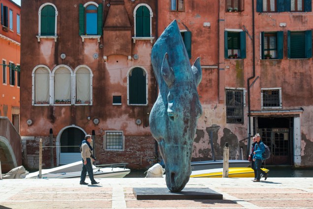 Instalação realizada pelo escultor britânico Nic Fiddian Green é vista nos arredores da igreja Madonna dell'Orto, durante a 58ª Bienal Internacional de Arte de Veneza, na Itália. A exposição tem como tema “May You Live in Interesting Times”