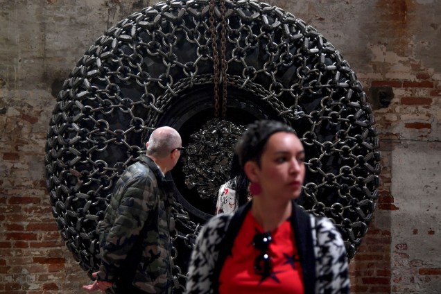 Visitantes observam a Roda Gigante, do artista afro-americano Arthur Jafa, durante a 58ª Bienal Internacional de Arte de Veneza, na Itália. A exposição tem como tema “May You Live in Interesting Times”
