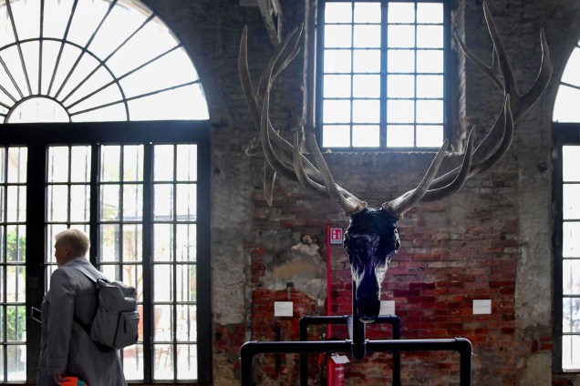 Visitante passa por uma obra do escultor americano Jimmie Durham, durante a 58ª Bienal Internacional de Arte de Veneza, na Itália. A exposição tem como tema “May You Live in Interesting Times”