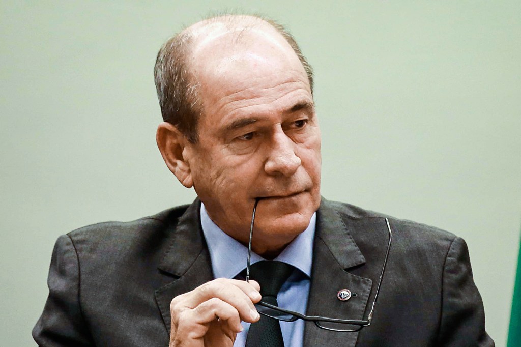AVISO - General Fernando Azevedo, ministro da Defesa: “Isso aí, não”