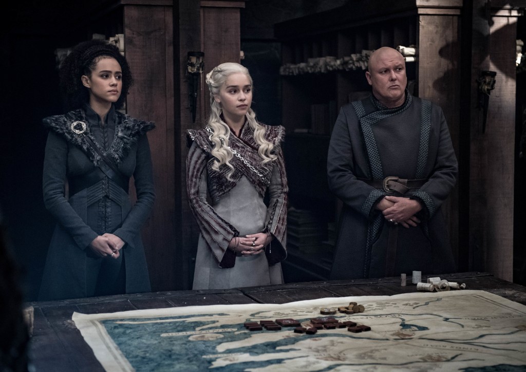 Missandei (Nathalie Emmanuel), Daenerys (Emilia Clarke) e Varys (Conleth Hill) em 'Game of Thrones'