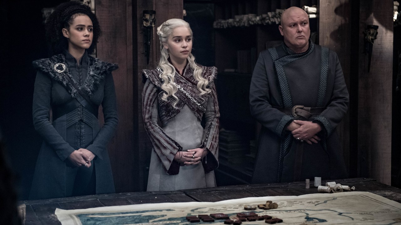 Missandei (Nathalie Emmanuel), Daenerys (Emilia Clarke) e Varys (Conleth Hill) em 'Game of Thrones'